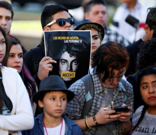 French fans of Michael Jackson are suing the late pop star’s doctor for “emotional damage” they suffered over his death, their lawyer said Friday